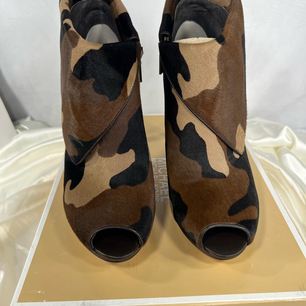 Set Michael Michael Kors Real Hair Calf Camo Heel 11 & Camo Clutch $513 NEW - Picture 9 of 17